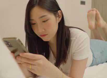 ค้นพบสามีที่ซ่อนเร้นภรรยาของเขาล่อลวงเด็กหนุ่มอย่างชาญฉลาดให้แก้แค้น