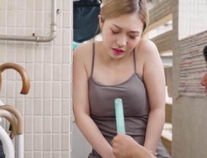 พ่อเซ็กซี่ -in -Law แสดงเกมลับๆล่อๆกับลูกสาวของเขา -ในกฎหมายเมื่อลูกชายของเขาไม่ได้อยู่บ้าน