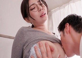 นักเรียน Solicites อาจารย์เซ็กซี่ Rei Kamiki ในห้องส่วนตัว