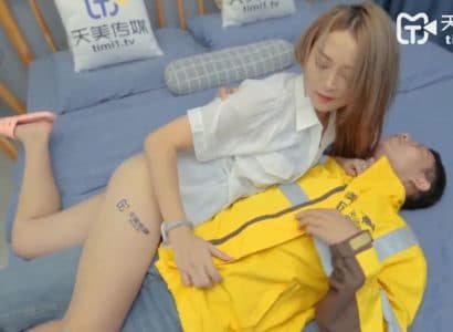เจ้าของบ้านเซ็กซี่ยินดีต้อนรับเขาส่งมอบที่ไม่คาดคิด