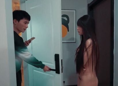 เพื่อนบ้านถูกสามีของเธอเตะออกไปพบคนเลว