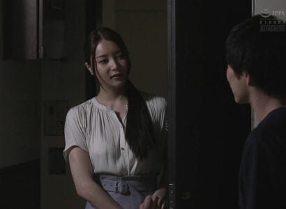 เพื่อนบ้านที่ร้อนแรงคร่ำครวญเพื่อให้ชายหนุ่มไม่สามารถควบคุมได้