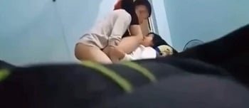 ฉันกำลังรักกับแฟนของคุณทันใดนั้นเพื่อนก็มาเล่น