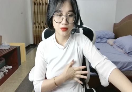 เพื่อหารายได้จากการใช้ชีวิตใน Anna Bear แสดงให้เห็นถึงร่างกายมาตรฐานของเธอบนอินเทอร์เน็ต