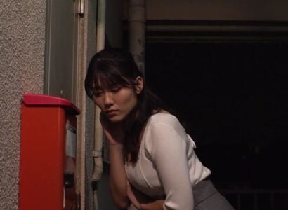 น้องสาวเข้ามาเพื่อเตือนเพื่อนบ้านให้แอบดูหนังที่ละเอียดอ่อนตอนเที่ยงคืนและตอนจบที่ไม่คาดคิด