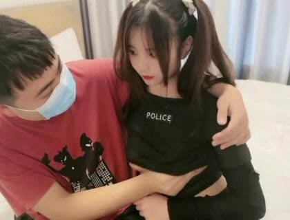 น้องสาวที่เต็มไปด้วยความปรารถนาและความปรารถนาอยู่กับพี่ชายของเธอเมื่อพ่อแม่ของเธอไม่อยู่