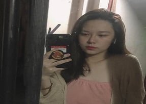 นักเรียนหญิงมัธยมปลายใกล้กับแฟนของเธอ