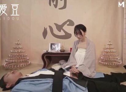 TU หญิงเซ็กซี่ด้วยฝนและเมฆกับผู้เล่นศิลปะการต่อสู้